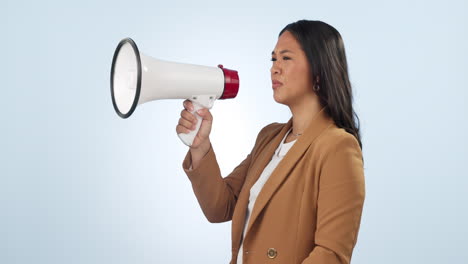 mujer de negocios, megáfono y protesta