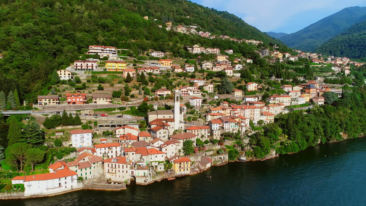 푸른 나무로 둘러싸인 아름다운 마을의 에어리얼 4k