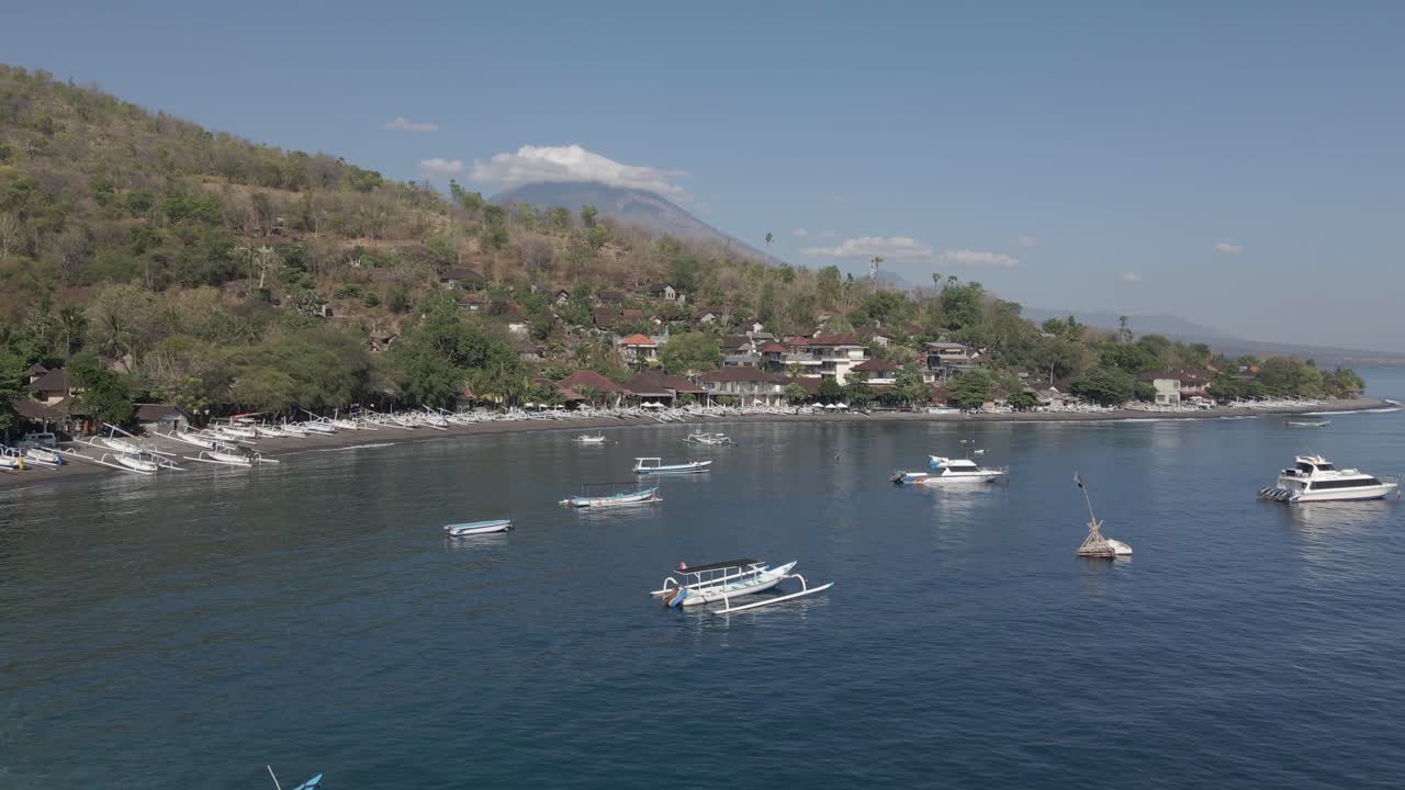 el volcán mount agung visto en la distancia desde la playa de jemeluk en bali, india