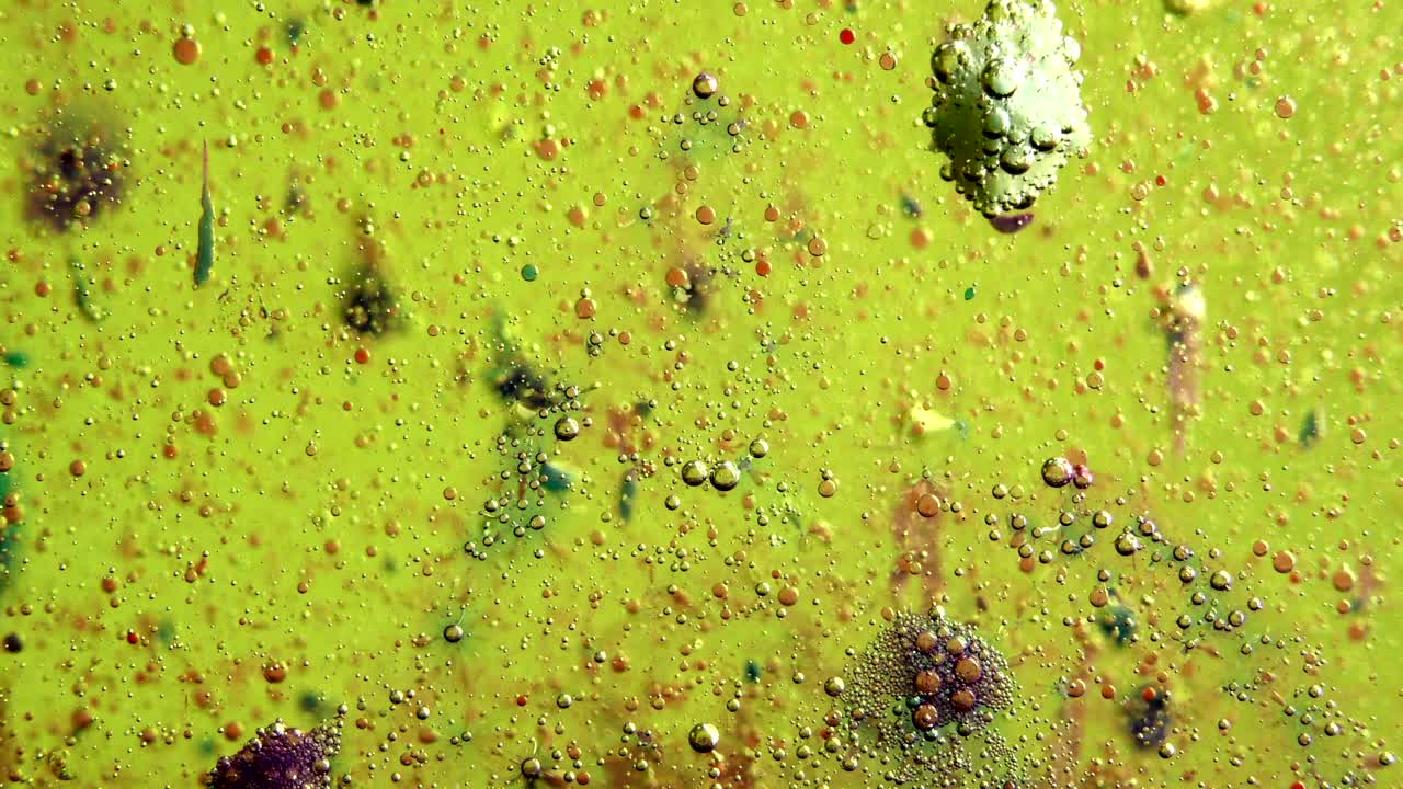 burbujas de agua detrás del fondo de vidrio