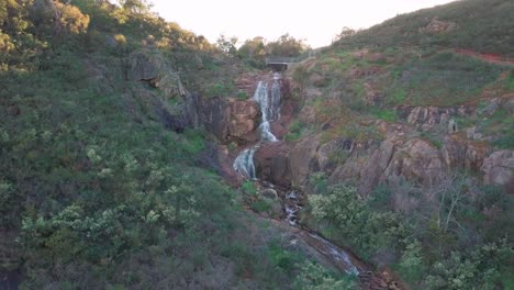 Imágenes-Aéreas-De-4k-De-Una-Cascada-En-Un-Parque-Regional-En-El-Oeste-De-Australia