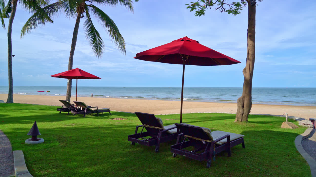 바다 해변 배경과 푸른 하늘과 햇빛과 빨간 우산과 비치 의자