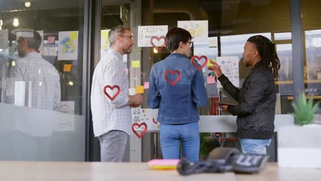 Animación-De-Corazones-Cayendo-Sobre-Un-Grupo-Diverso-De-Empresarios.