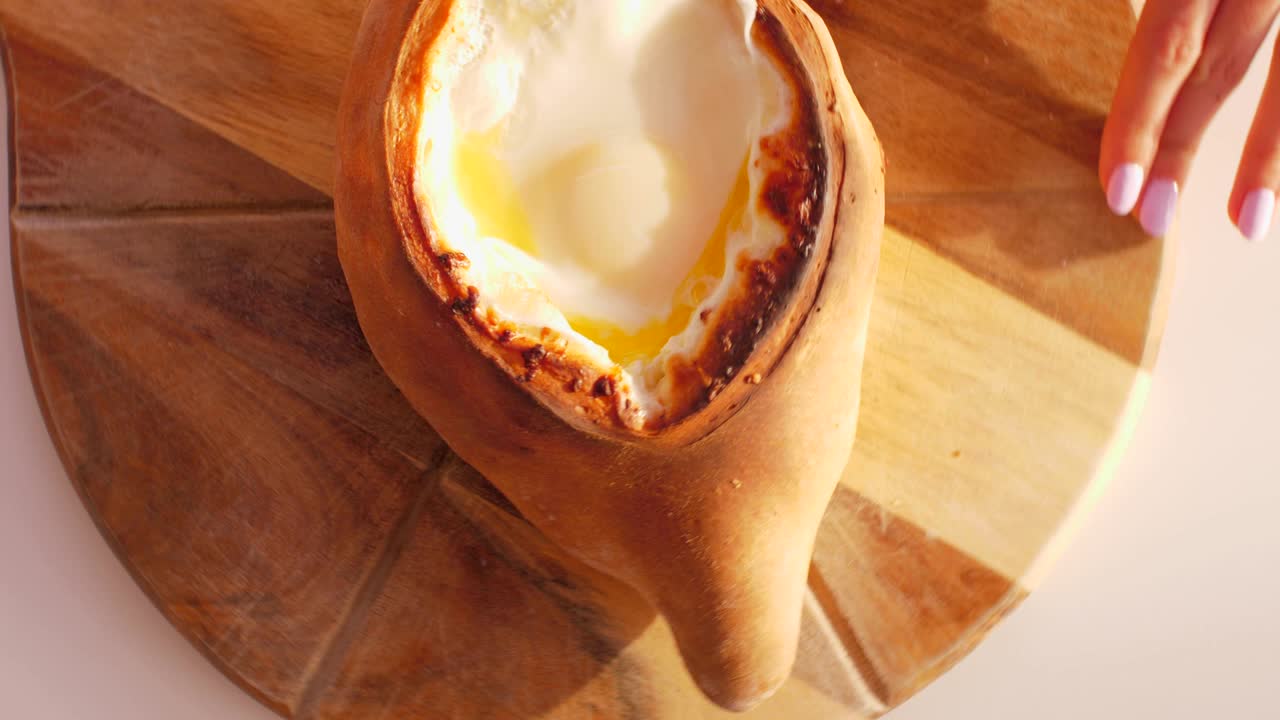 수직으로 가까이 보이는 카차푸리 (khachapuri) 는 배에 돌아갑니다.