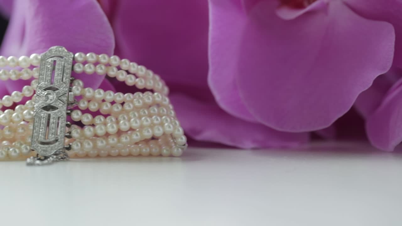 hermosas joyas exhibidas frente a pétalos de rosa - hermosa decoración nupcial