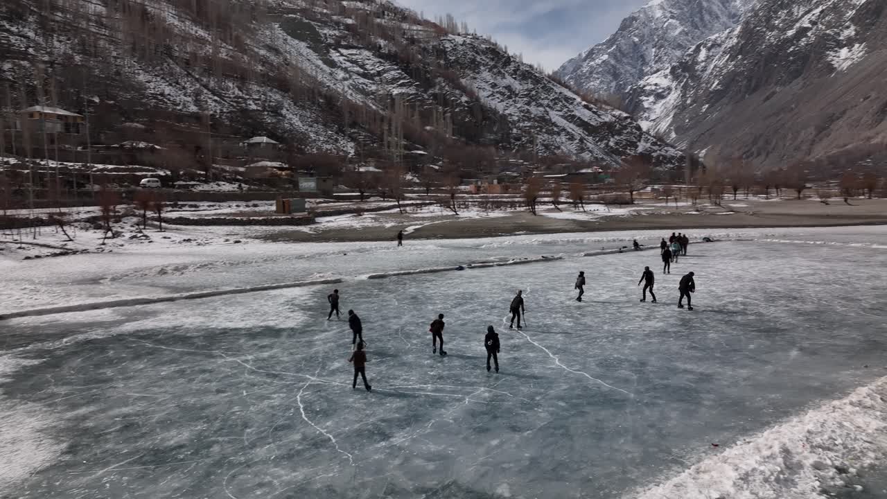 기저 계곡의 얼어붙은 칼티 호수에 있는 아이스하키 선수들의 실루엣