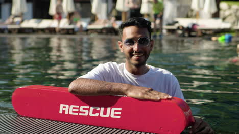 rettungsschwimmer am pool