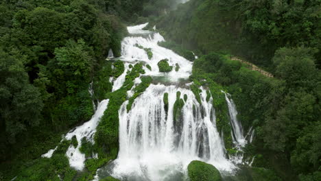 cataratas de marmore: cascadas artificiales escalonadas de marmore en umbría, italia