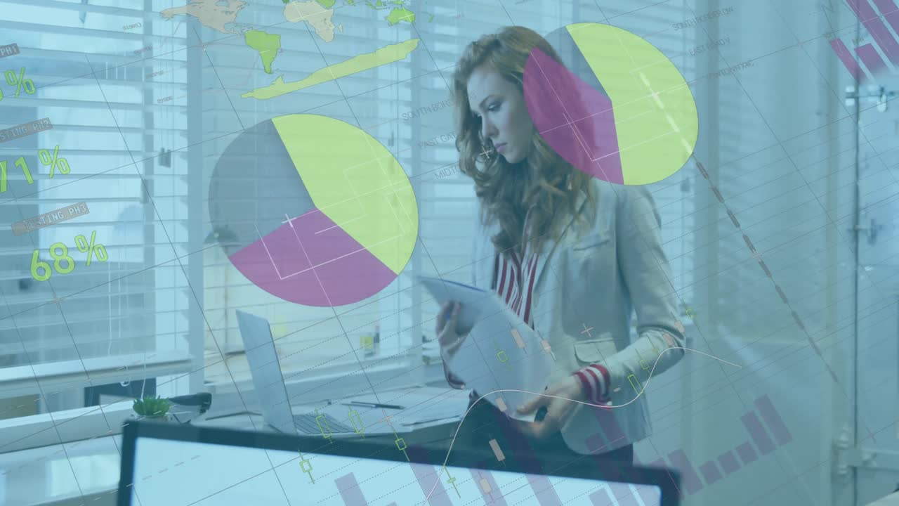 animación de interfaz infográfica multicolor sobre mujer caucásica escribiendo en el bloc de notas en la oficina