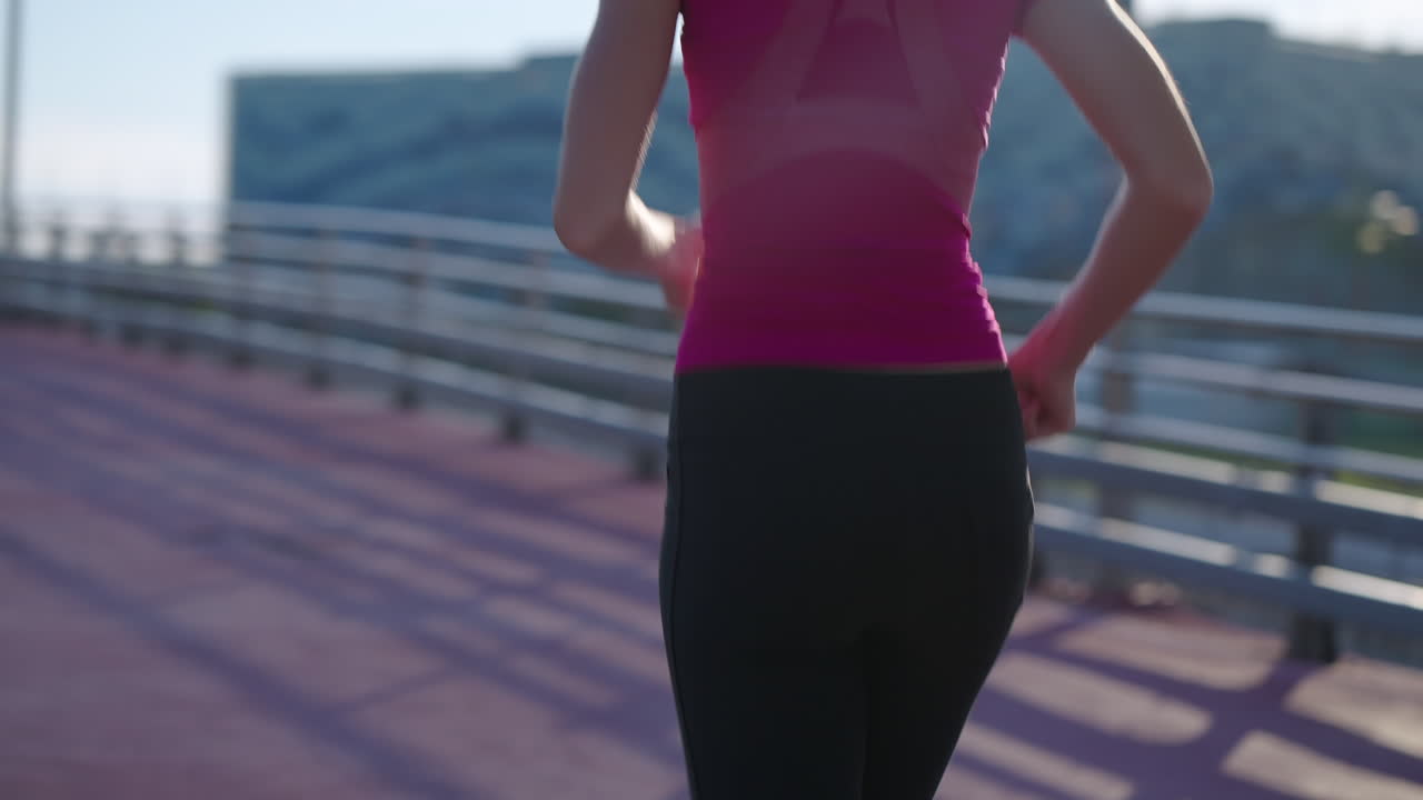 야외에서 달리는 여자