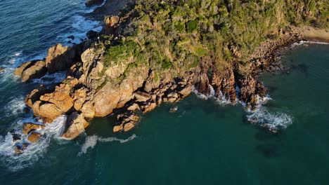 Olas-Del-Mar-Salpicando-En-El-Mirador-De-La-Bahía-De-Avutarda-Rocosa-En-Diecisiete-Setenta,-Región-De-Gladstone,-Qld,-Australia