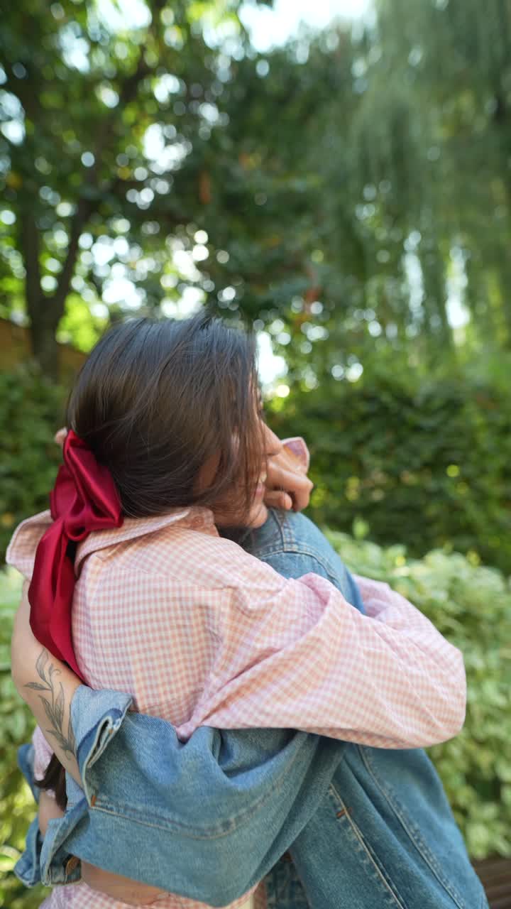 dos amigos abrazándose en un parque