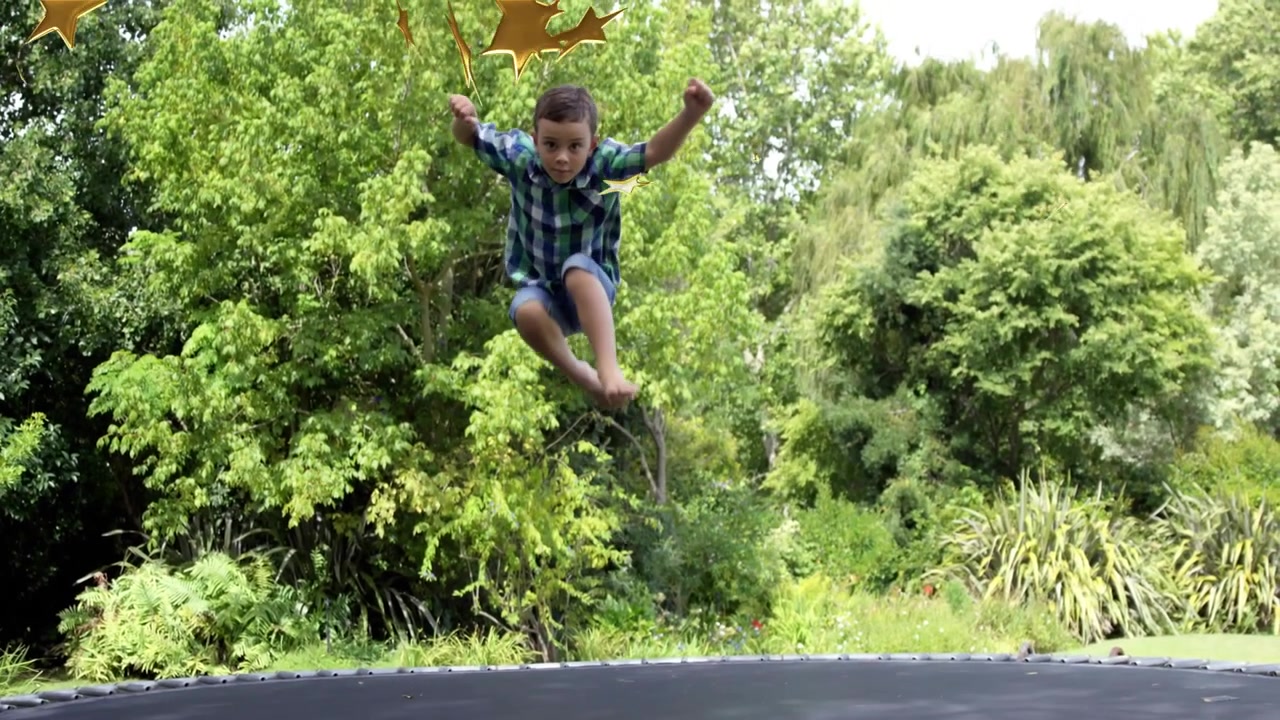 Ragazzo in forma che si spinge dal trampolino per fare esercizio alzando le braccia mentre stelle animate vorticano svanendo e atterrando