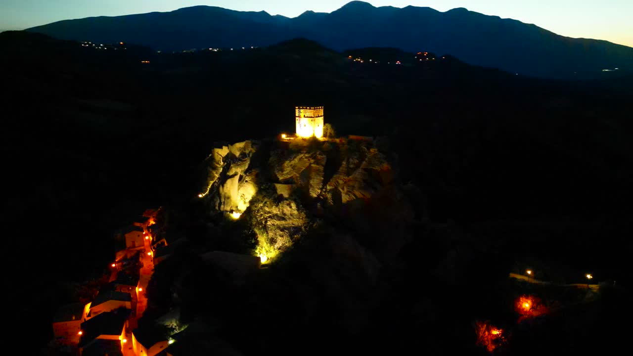 이탈리아 위의 중세 바위 성