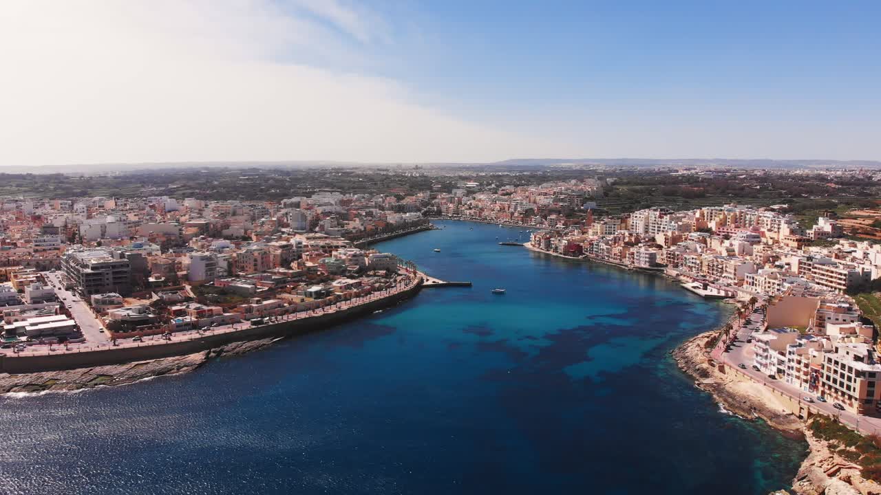Flygdrönarvideo från Malta, området Marsaskala och Zonqor, en solig vårdag.