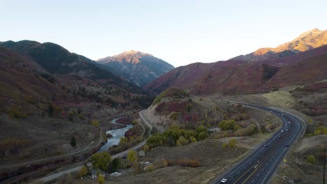 Hermoso-Paisaje-De-Otoño-De-Montaña-De-Provo-Canyon,-Utah---Vuelo-Aéreo-De-Drones-Por-Encima-De-La-Carretera