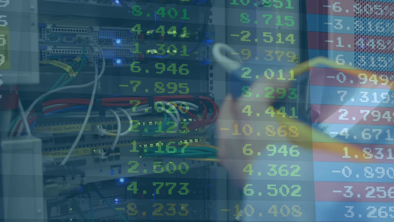 animación de la bolsa de valores sobre mujer caucásica en la sala de servidores