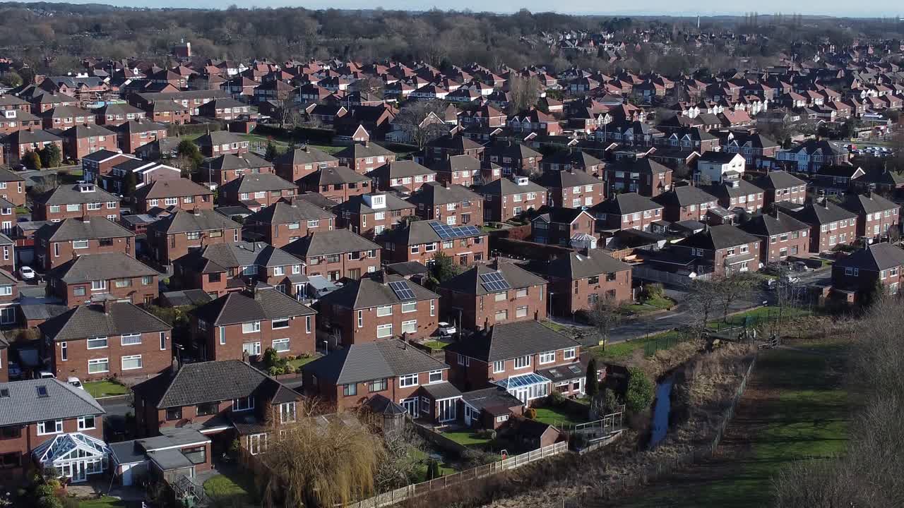 suburbano barrio residencial liverpool hogares tejados bienes raíces propiedad aéreo ascendente pan vista derecha