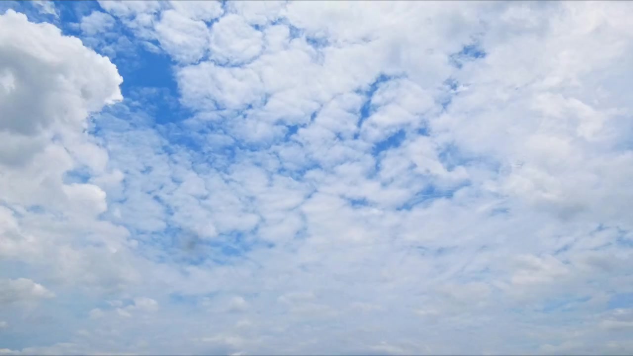 Timelapse di nuvole che si muovono e cambiano forma attraverso il cielo aperto, catturando il movimento atmosferico naturale e i modelli meteorologici dinamici.