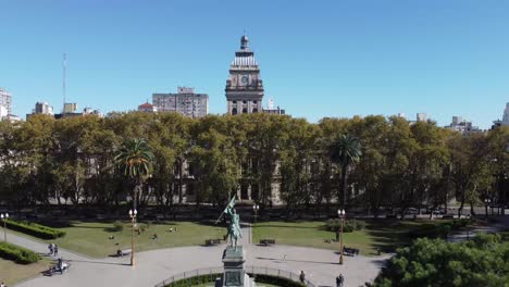 Drone-Sobrevuela-La-Plaza-Mientras-La-Gente-Disfruta-De-Momentos-De-Amistad-Y-Familia