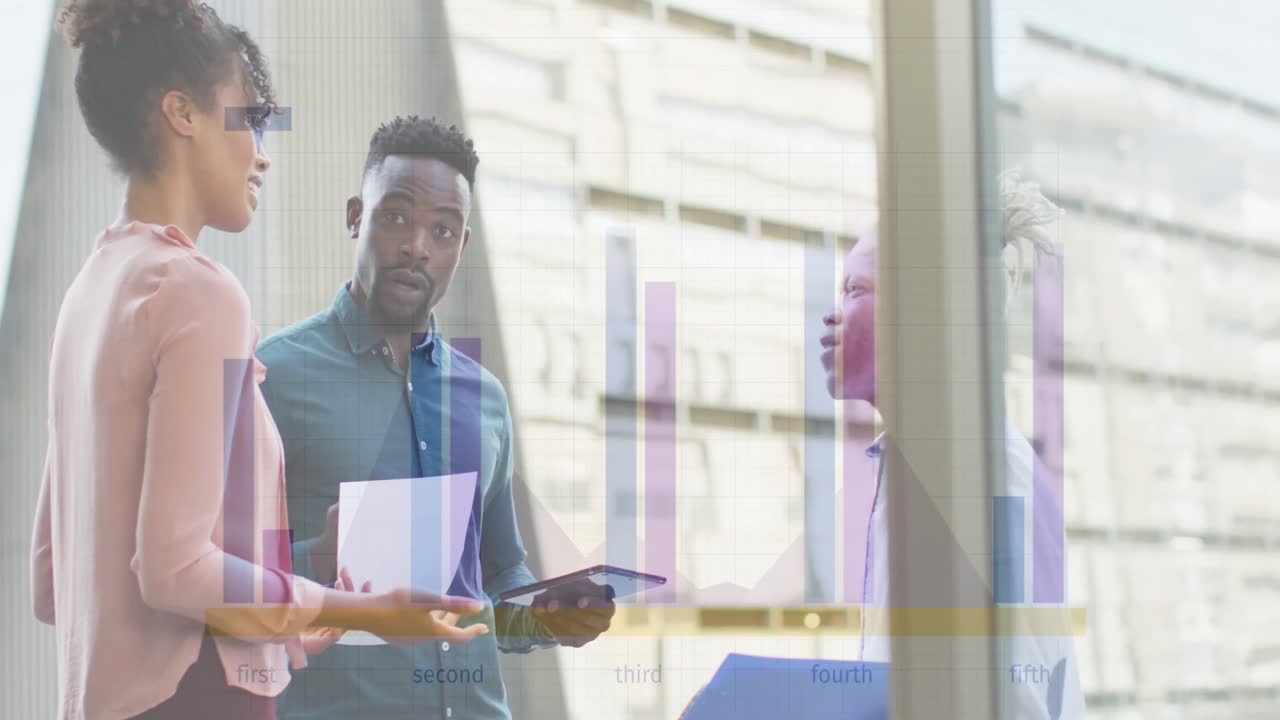 animazione dell'elaborazione dei dati finanziari su diversi uomini d'affari