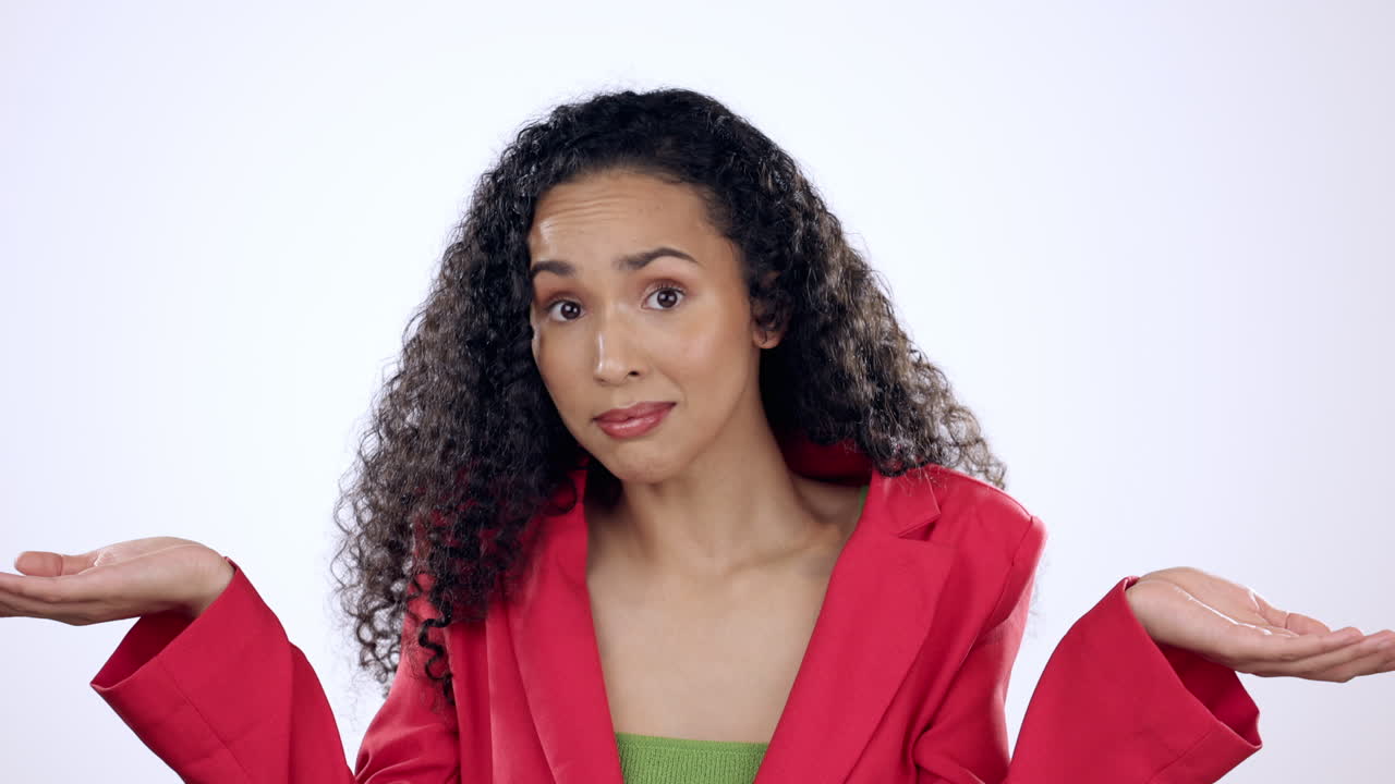 confundido, pensando y la cara de la mujer en el estudio