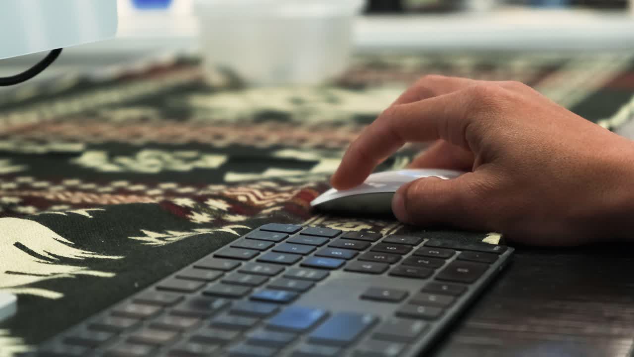 Mouse Scrolling with Black Keyboard