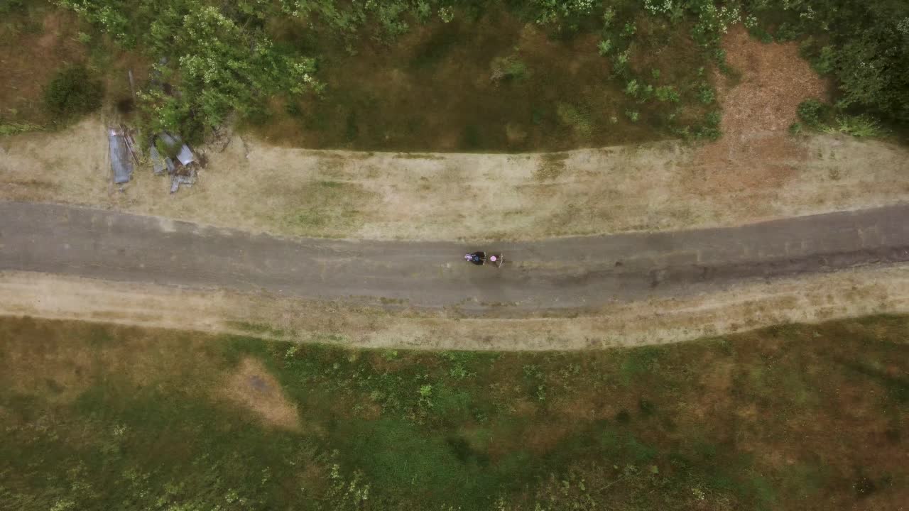 toma de seguimiento de personas en bicicleta en un lugar tranquilo en medio de un hermoso paisaje verde, california
