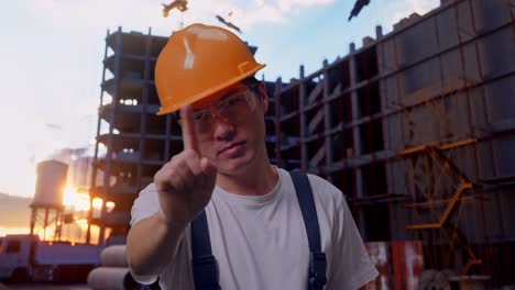 un trabajador asiático desaprueba sin señal del dedo índice en el sitio de construcción.