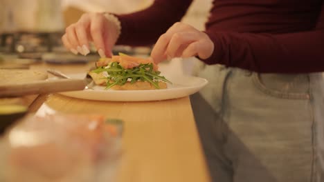 una pareja enamorada haciendo un sándwich en la cocina de la sala de estar