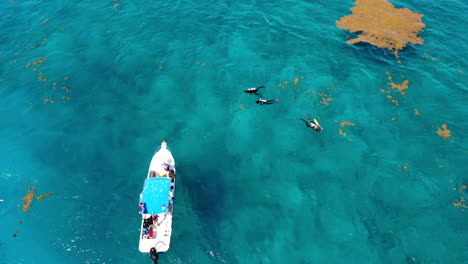 Scuba-divers-in-Mexico-ocean-next-to-boat