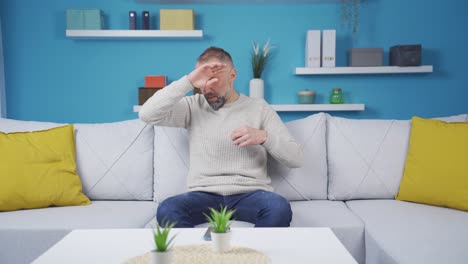 el hombre que se está asfixiando por el calor en casa.