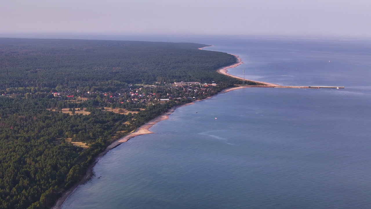 해안 마을 과 숲 의 공중 사진
