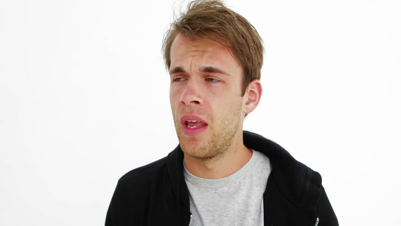 joven enfermo soplando la nariz