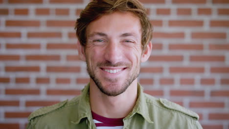 feliz, sonrisa y cara de hombre de negocios en la oficina