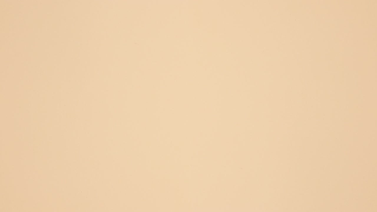 las botellas de esmalte de uñas de manicura aparecen a la izquierda y a la derecha del fondo beige.