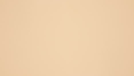 las botellas de esmalte de uñas de manicura aparecen a la izquierda y a la derecha del fondo beige.