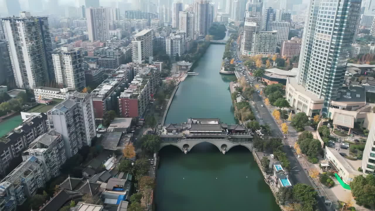 paisaje de la ciudad metrópolis famoso puente antiguo provincia contra edificios en estilo tradicional antiguo y rascacielos modernos
