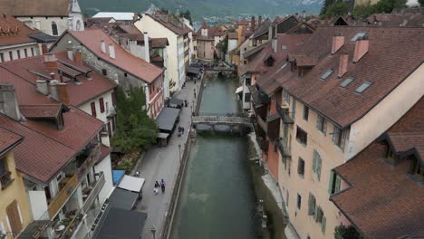 Río-Canal-En-La-Hermosa-Ciudad-Europea-De-Annecy,-Francia---Revelación-De-Inclinación-Aérea-Cinematográfica