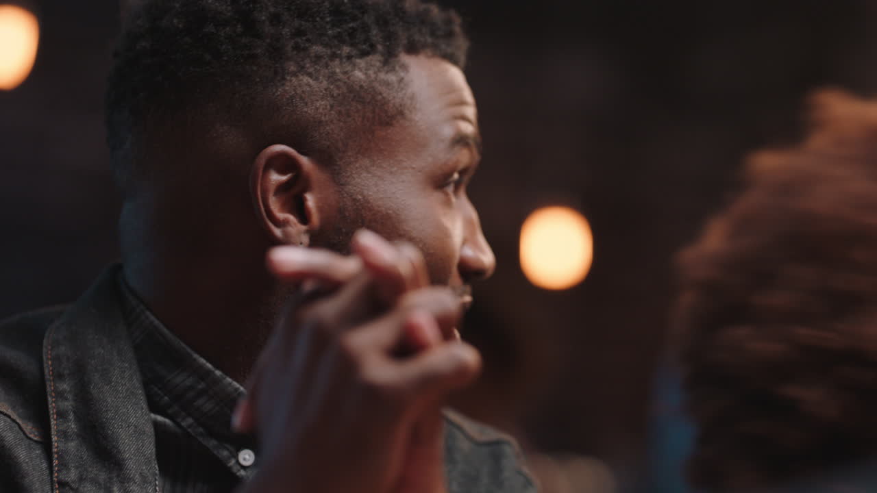 행복한 친구들이 식당에서 재결합 파티를 축하하고 술을 마시고 우정 축하를 즐기고 채팅하고 재미있게 함께 어울립니다.