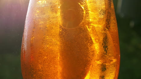 refrescante bebida de naranja al sol - 4k 60fps