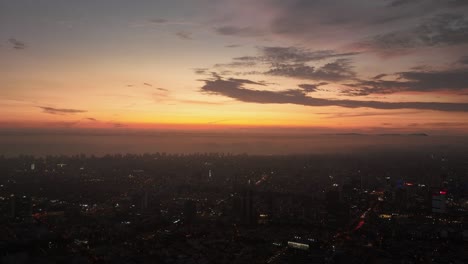 lapso de tiempo de la tranquila y pacífica puesta de sol sobre lima capital de perú