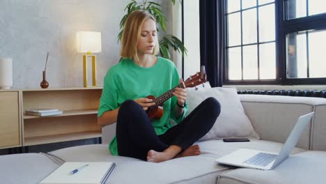 woman learning ukulele online