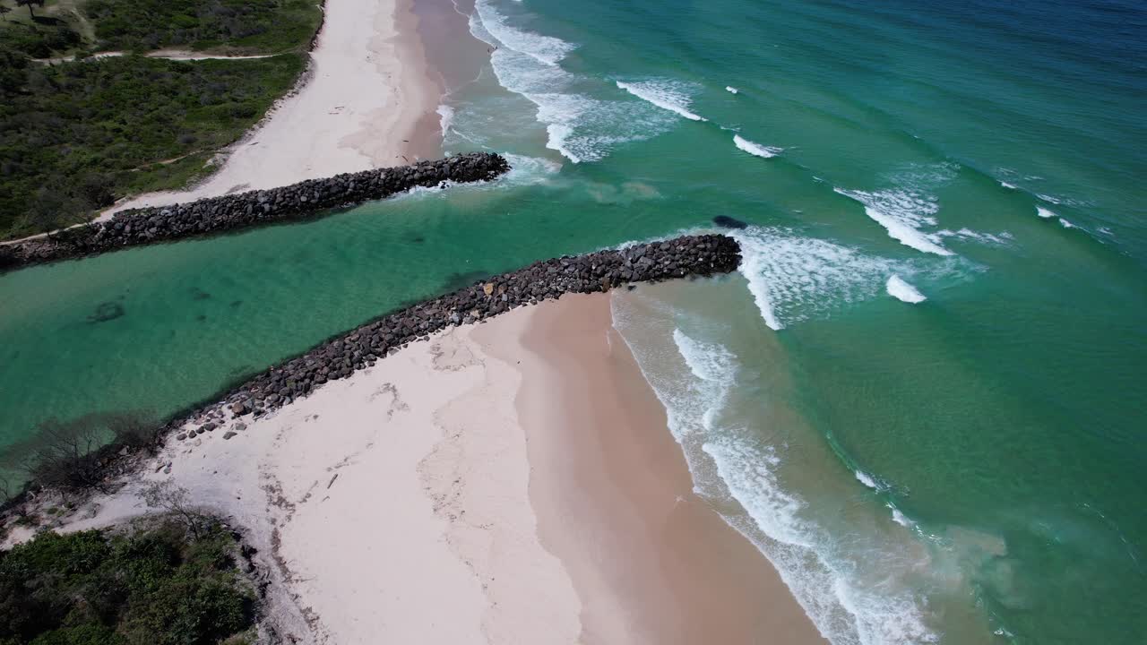 Banco di pesce foraggio a Pottsville Beach, NSW, Australia - Ripresa da drone.