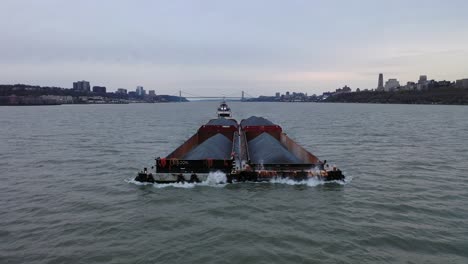 Antena-De-Una-Barcaza-Doble-Transporta-Mercancías-Por-El-Río-Hudson,-Cerca-De-La-Bahía-De-Nueva-York-Con-El-Puente-George-Washington.