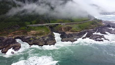 4k-30fps-Luftaufnahmen-Von-Thors-Brunnen,-Spritzendes-Horn,-Highway-101-Entlang-Der-Pazifischen-Nordwestküste-Von-Oregon---Luftaufnahme-Türkisblaues-Wasser,-Moosiger-Felsen---Rückverfolgung-Des-Fliegenden-Schusses-Glatte-DJI-Drohne