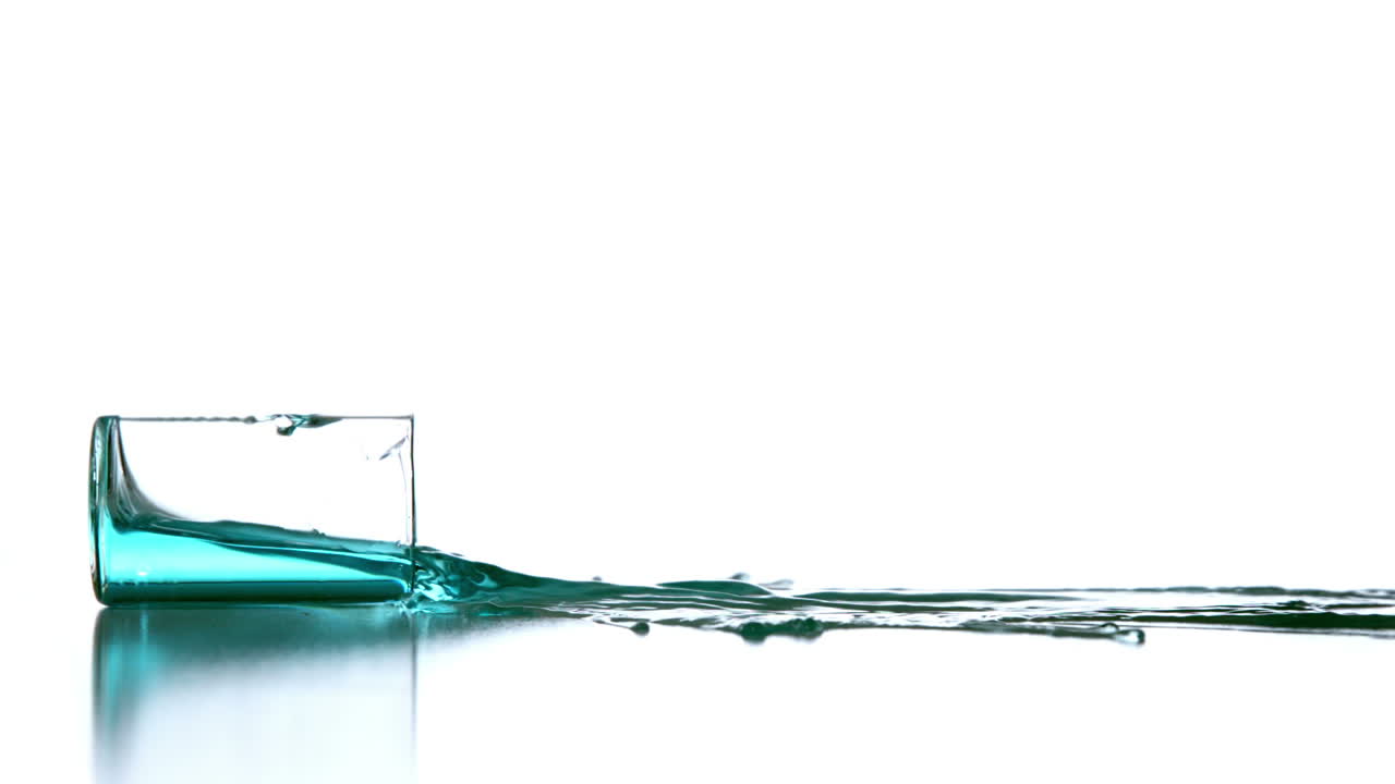 파란 액체가 떨어지고 흘러내리는 컵