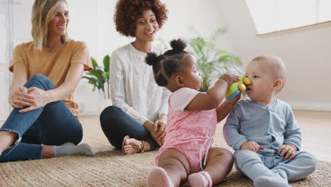 Zwei-Mütter-Treffen-Sich-Zum-Spielen-Mit-Babys-Zu-Hause-In-Der-Loft-Wohnung