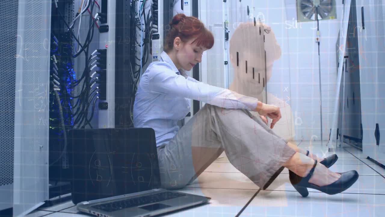 피곤한 백인 여성 it 기술자 및 컴퓨터 서버를 통해 데이터 처리의 애니메이션