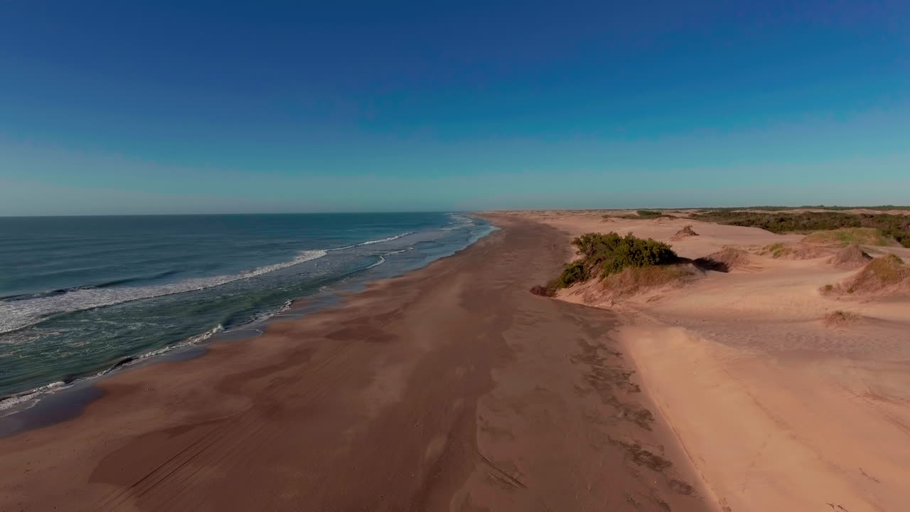 antena - orilla del lago salado mar chiquita, córdoba, argentina, adelante